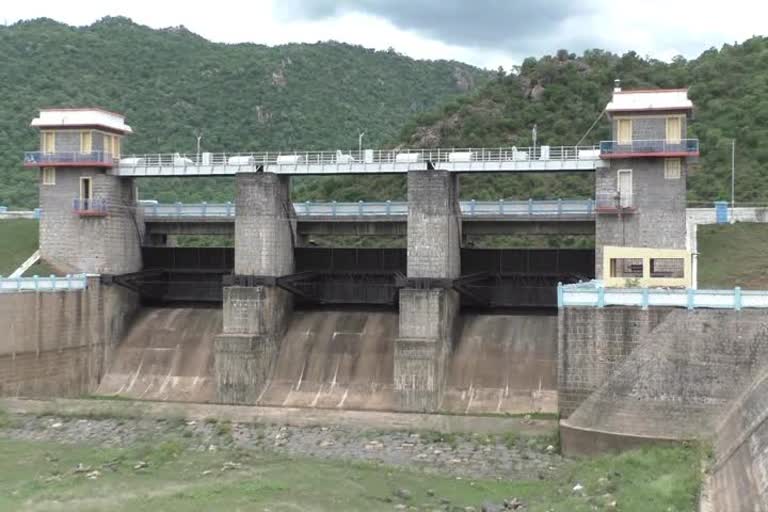 Farmers demand to make way for water to Vaniyaru dam