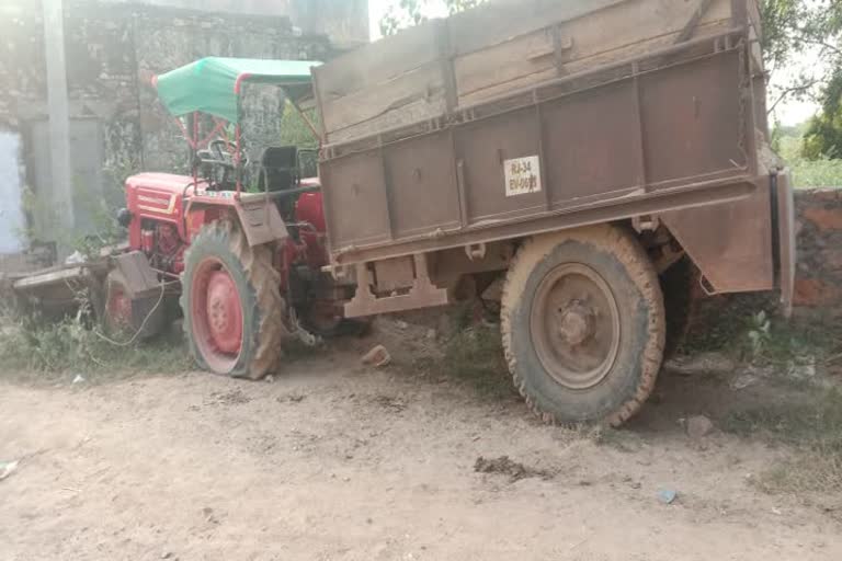 करौली की खबर अवैध बजरी खनन ट्रैक्टर-ट्रालियां जब्त अवैध बजरी का कारोबार Karauli news  Illegal gravel mining  Tractor-trolleys seized  Illegal gravel business