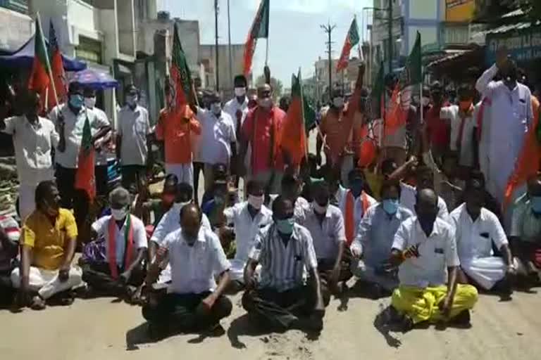 BJP roadblock demanding road widening works In Kovilpatti