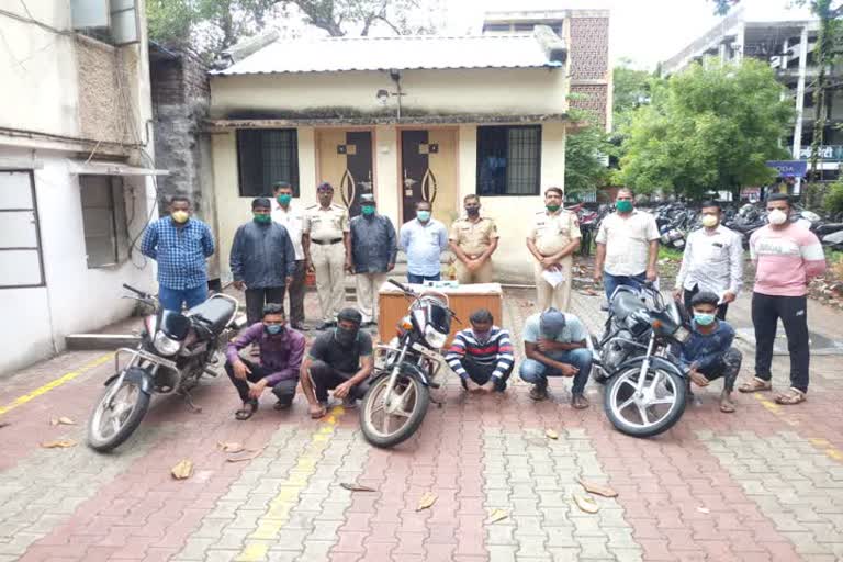 Police arrest two Wheeler and mobile theft gang 