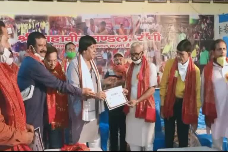 Honors given to social organizations for providing relief material to needy in ranchi