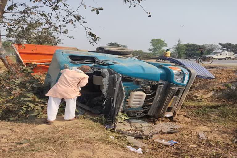 truck overturned in pilibhit