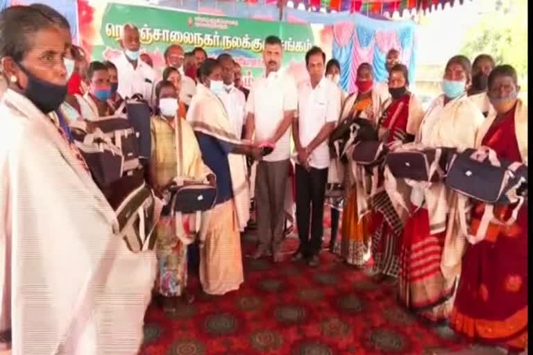 தூய்மைப் பணியாளர்களை கெளரவித்த சேலம் குடியிருப்புவாசிகள் 