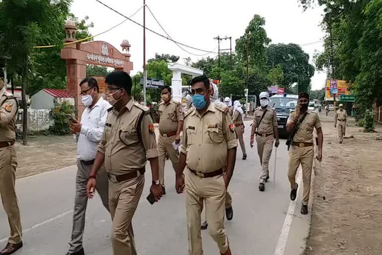 घटनास्थल पर पहुंची पुलिस की टीम