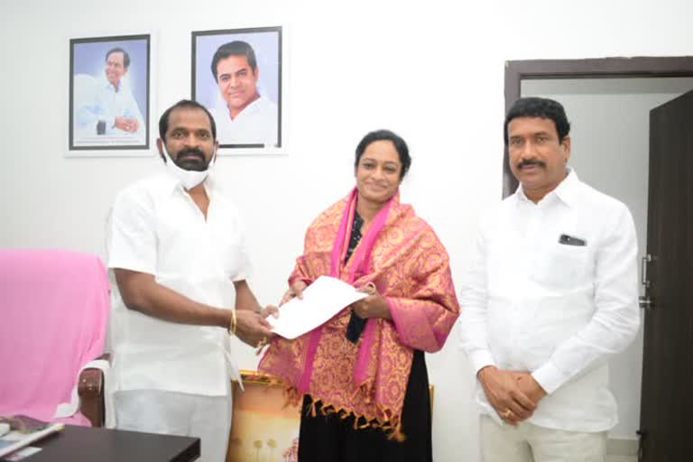 minister srinivas goud meet Athlete goli shyamala