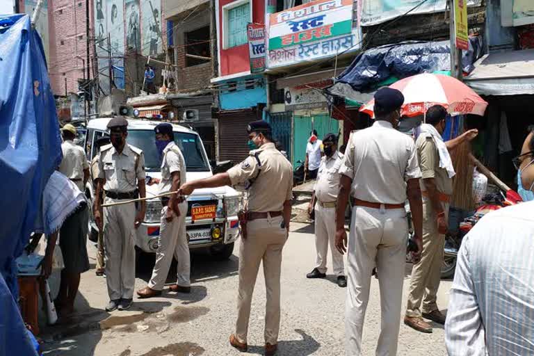 Police raided and arrested 2 young leady and 5 young men in objectionable condition in samastipur