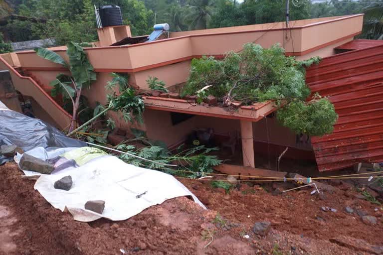 Two house collapse in dakshinakannada district