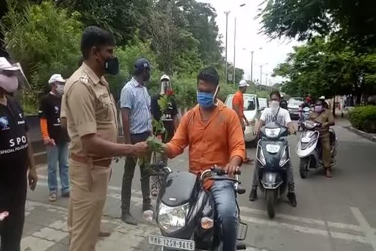 Pune police Gandhigiri