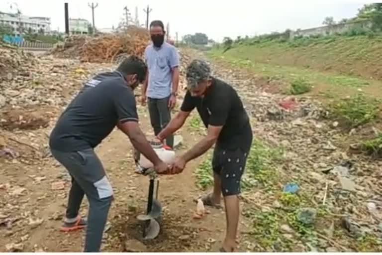 மரக்கன்றுகளால் புழல் எரிக்கரையை பசுமையாக்கும் சமூக ஆர்வலர்கள்!