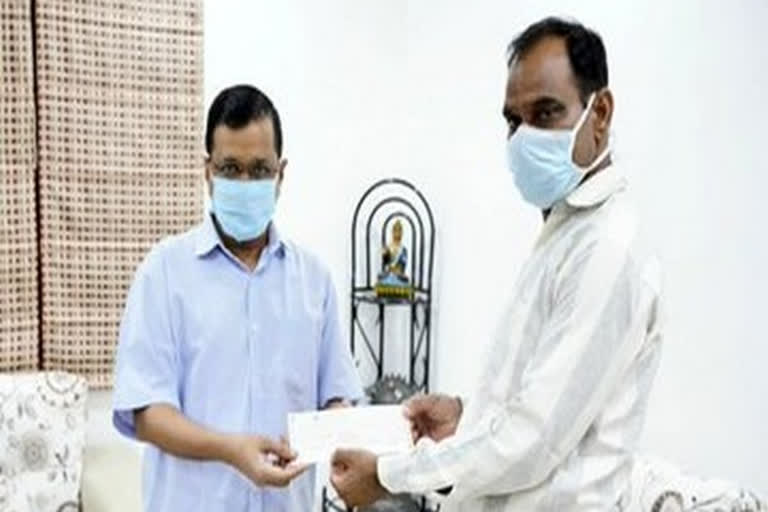 arvind-kejriwal-hands-over-rs-1-crore-cheque-to-family-of-doctor-who-died-of-covid-19