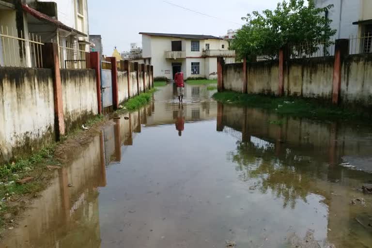 Doctors are having trouble staying in Sadar Hospital in Garhwa