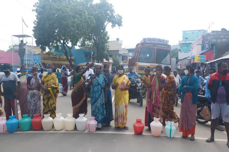 குடிநீர் வழங்காததை கண்டித்து பொதுமக்கள் சாலை மறியல்