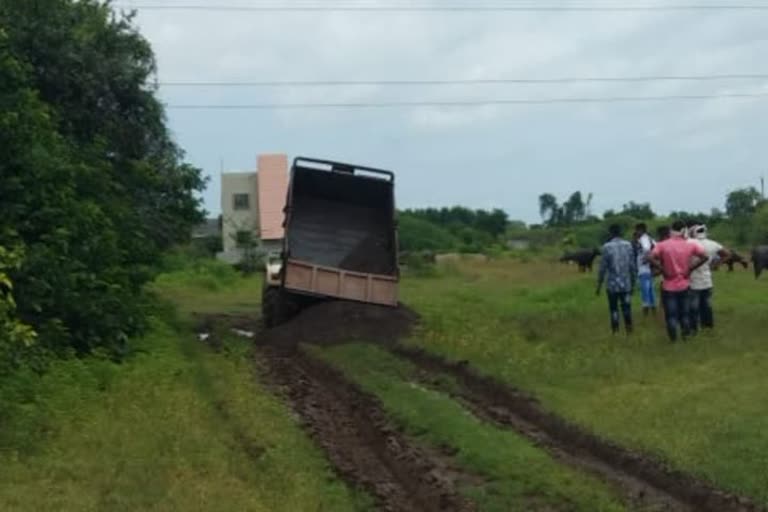 pachora prantadhikari seized sand mafiya tractor in jalgaon