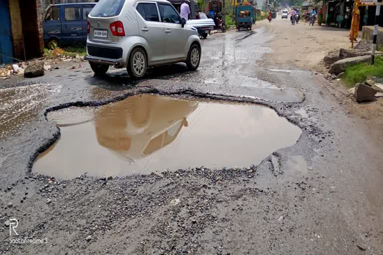 bad condition of Bagodar-Hazaribag road in giridih