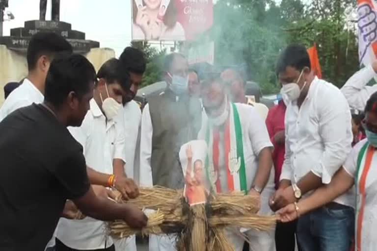 Congress burn effigy of CM of UP  in Dhanbad