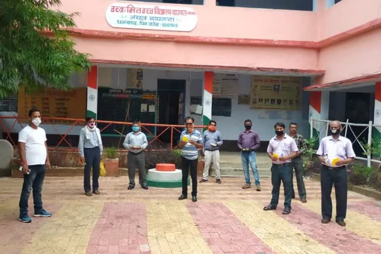 socialist Raju Sharma distributed masks among teachers in dhanbad