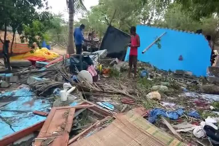 வீட்டில் வெடி குண்டு தயாரித்த போது  விபத்து ஏற்பட்டு வீடு வெடித்து சிதறியதில் ஒருவர் பலி, 5 பேர் படுகாயம