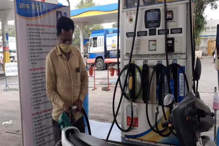 Petrol pump in Pune Petrol pump lets you fill petrol by self Aatmanirbar petrol pump fill petrol by self புனே புனே பெட்ரோல் நிலையம் புனே பெட்ரோல் பல்க் வாடிக்கையாளர்களே பெட்ரோல் நிரப்பலாம்