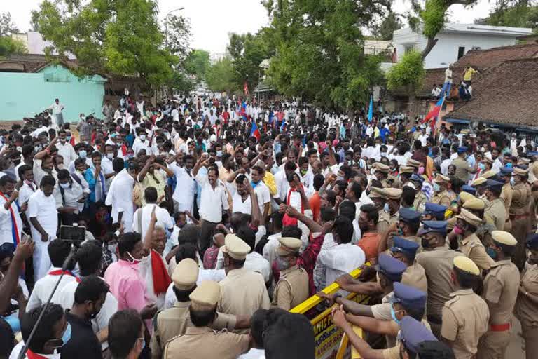 கூலி தொழிலாளி தற்கொலை வழக்கை கொலை வழக்காக மாற்றக் கோரி ஆர்ப்பாட்டம்