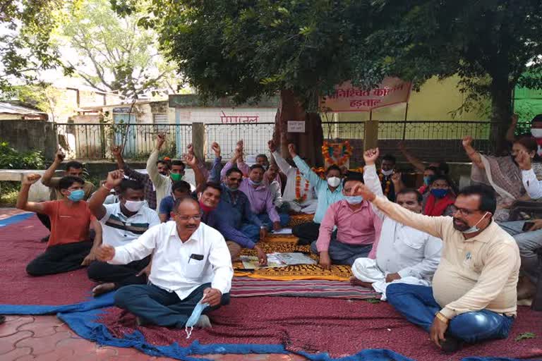 Mandi employees sitting on hunger strike