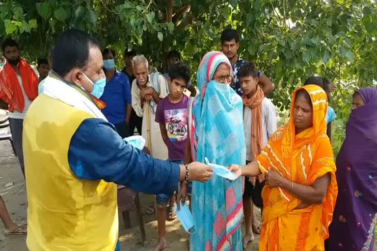 District Head of JDU Distributing of masks among the villagers