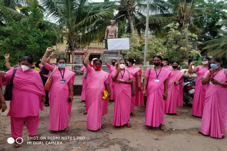 Protest by ranebennuru Asha workers