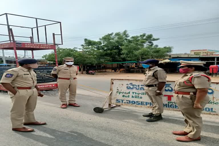 Commissioner of Police joyal devis inspecting lockdown implementation in husanabad