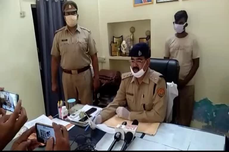 गिरफ्तार अभियुक्त जेल भेजने की कार्रवाई करते पुलिस अधिकारी