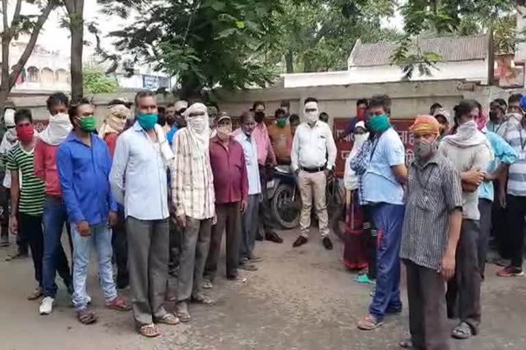 Sanitary workers protest against collector's order in Katni