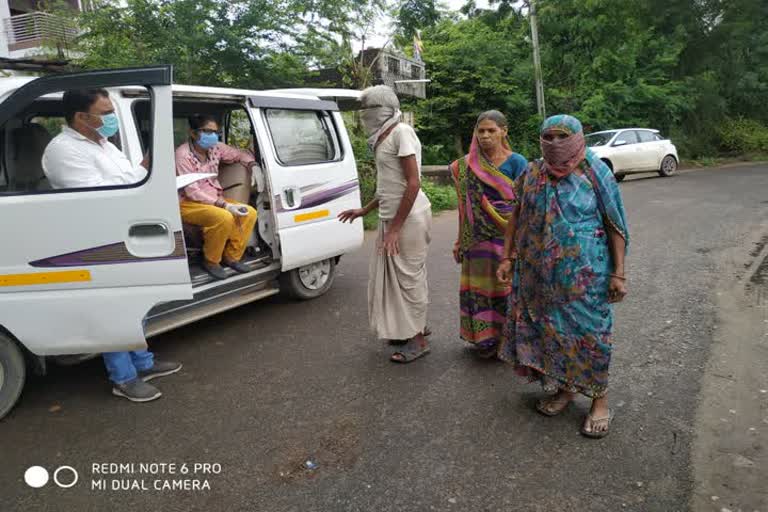 લુણાવાડા: ધન્વંતરી રથ દ્વારા ઝારા ગામમાં રહેતા લોકોના આરોગ્યની તપાસ કરાઇ