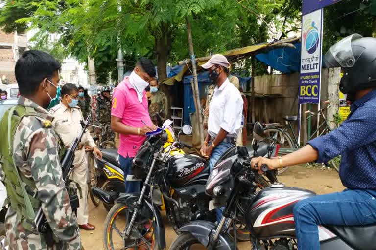 police take action against those who not wearning masks in gumla