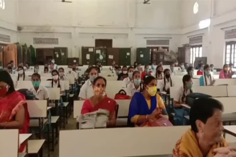  Girls and teachers made aware of traffic rules