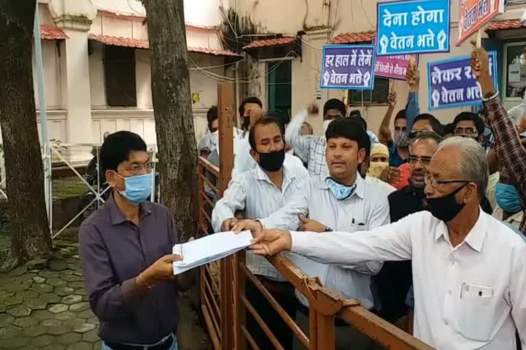 Mandi employees submitted memorandum