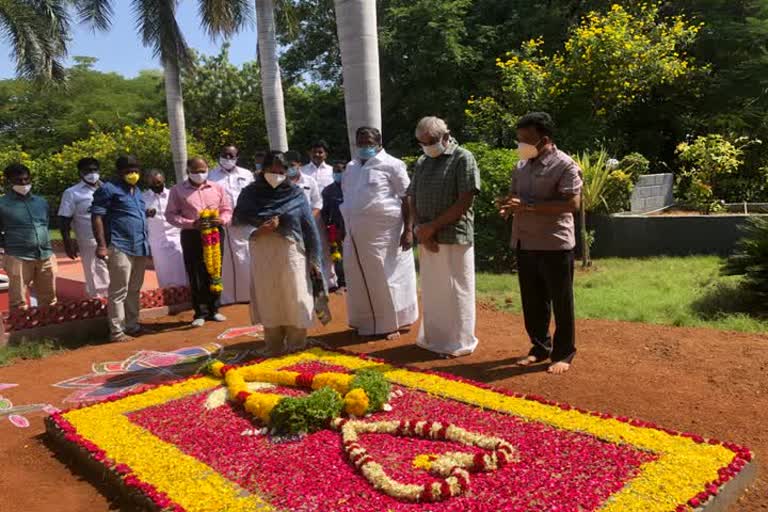 MP kanimozhi console for thangam thenarasu mother death