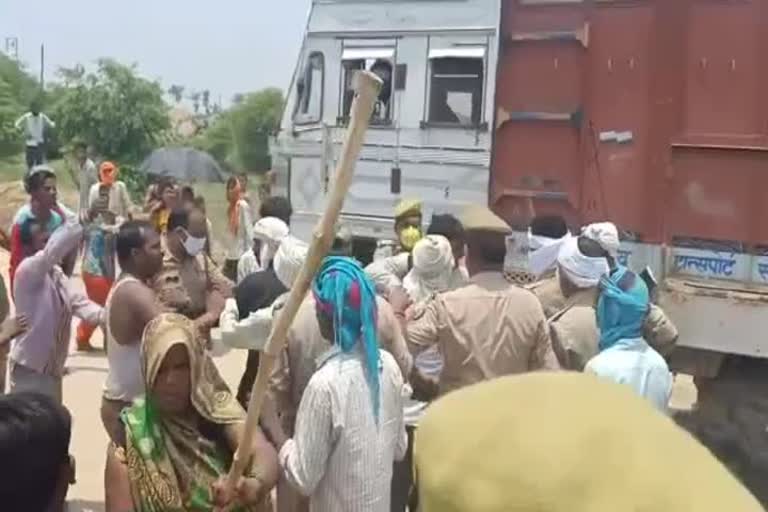 आक्रोशित ग्रामीणों ने लगाया जाम.