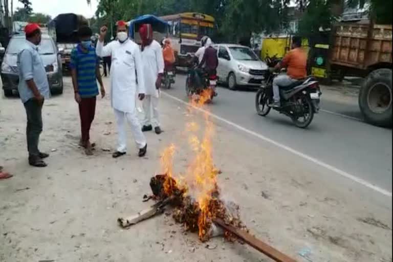 सपा कार्यकर्ताओं ने फूंका सीएम योगी का पुतला