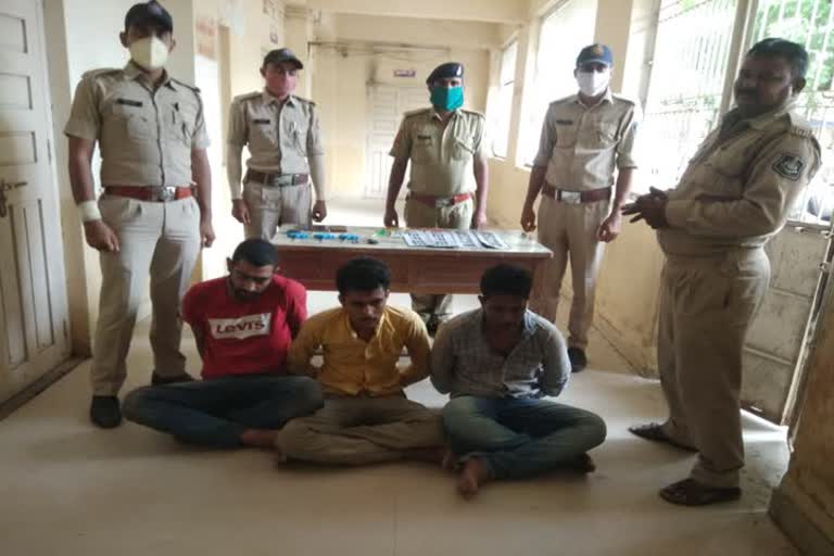 Dhanera police nabbed a vehicle theft gang 