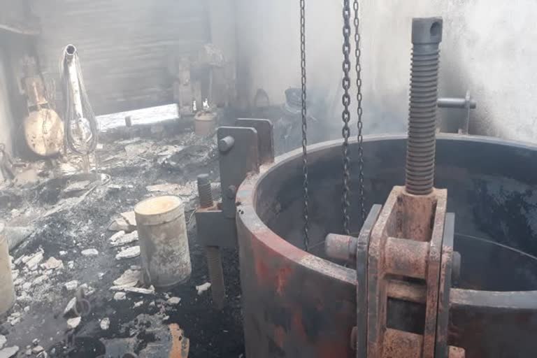 loss of lakhs due to fire in tire risol shop in giridih