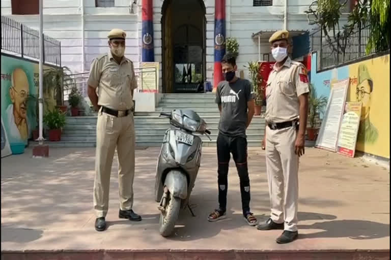 Delhi police arrested an auto lifter in Sadar Bazar