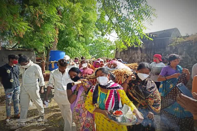 Four daughters break tradition and carry out mothers body