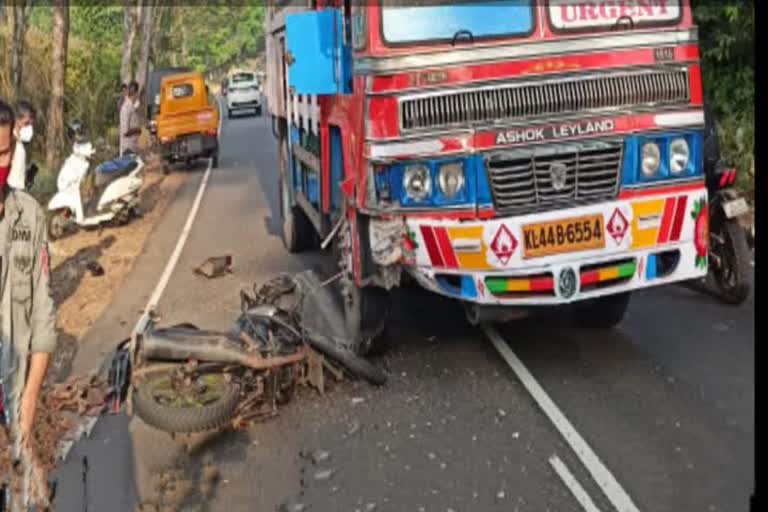 mundakayam accident lorry collided with bike in kottayam one died in bike lorry collision മുണ്ടക്കയം അപകടം ലോറി ബൈക്ക് കൂട്ടിയിടിച്ചു ദേശീയപാത വാഹനാപകടം