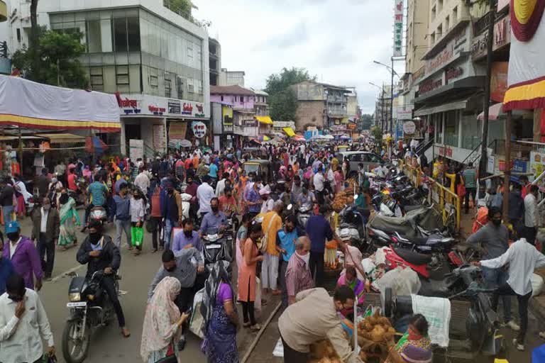 गणेशेत्सवाच्या खरेदीसाठी पुण्यातील बाजारपेठेत मोठ्या प्रमाणात गर्दी