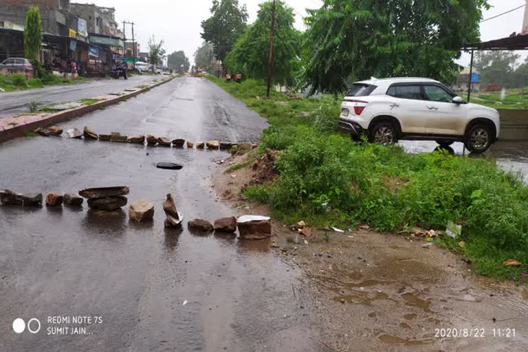 अंतरराज्यीय मार्ग के बीचों बीच में हुआ गड्डा