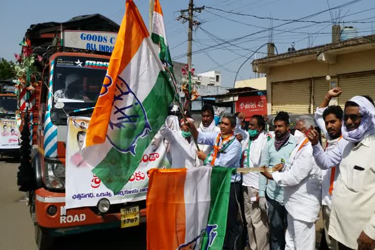 వలస కూలీలను స్వస్థలాలకు తరలించిన కాంగ్రెస్ నాయకులు