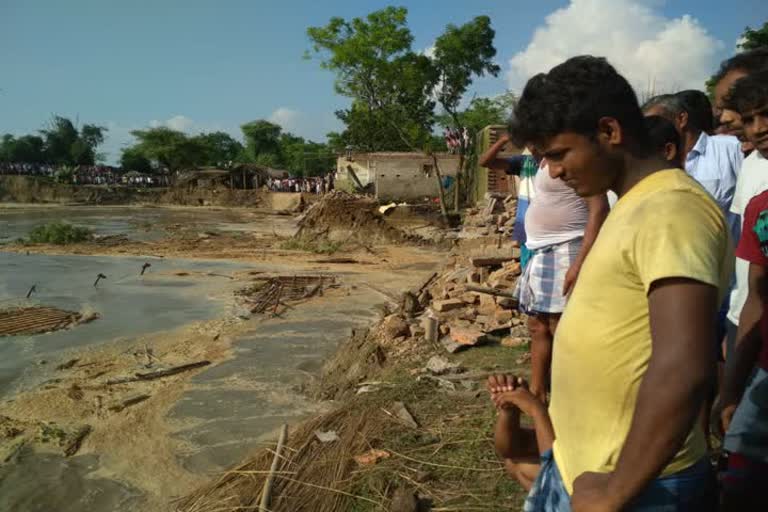 মালদাত গংগাৰ খহনীয়াৰ ফলত শতাধিক পৰিয়াল গৃহহীন