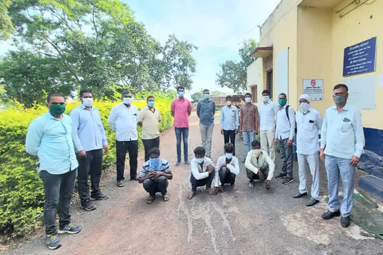 police with arrested accused