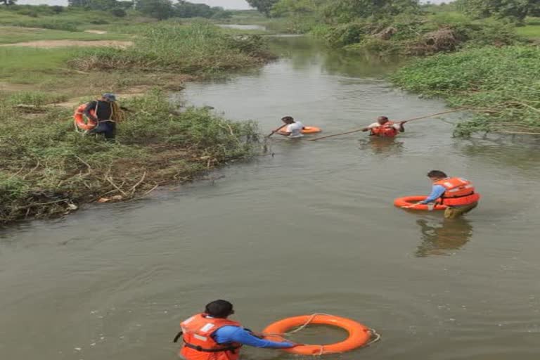 Father drops child in river of umaria