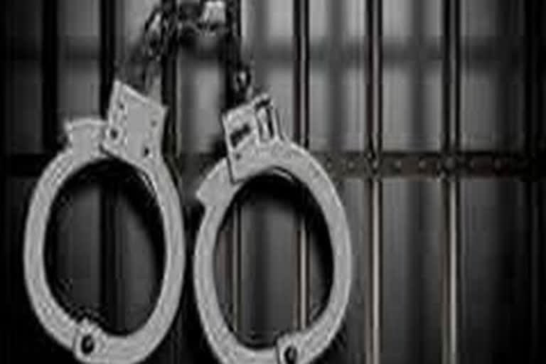 Maharashtra man held in Gujarat for bid Gujarat for bid to sneak into Pakistan on foot Maha man held in Gujarat for bid to sneak into Pakistan Man held in Bhuj സോഷ്യൽ മീഡിയ പാകിസ്ഥാൻ ഗാന്ധിനഗർ സുരക്ഷാസേന