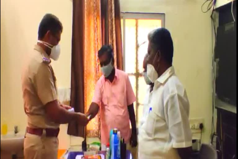 teacher handed over to the police the money that came in by mistake at the ATM