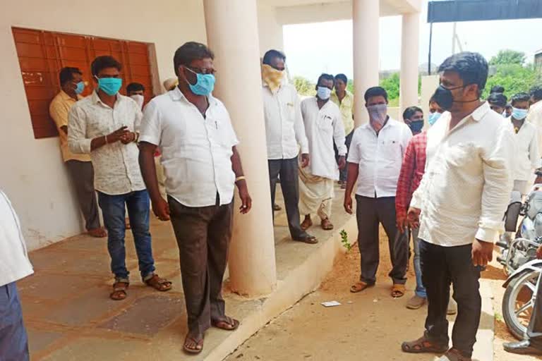 Mla raju gowda visited to surapura kakkera school 